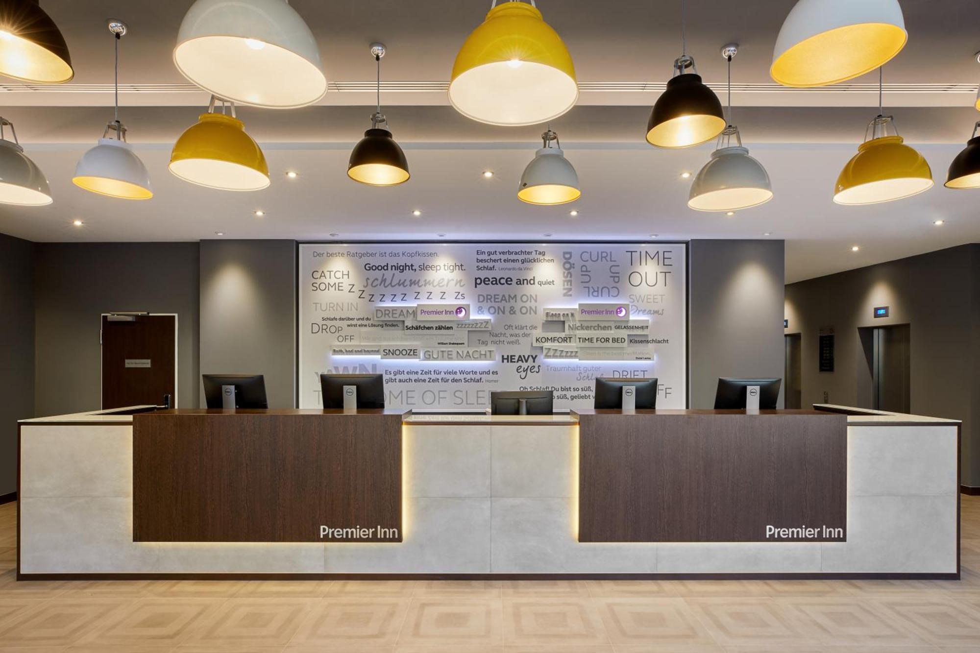 Premier Inn Hamburg City Zentrum Экстерьер фото